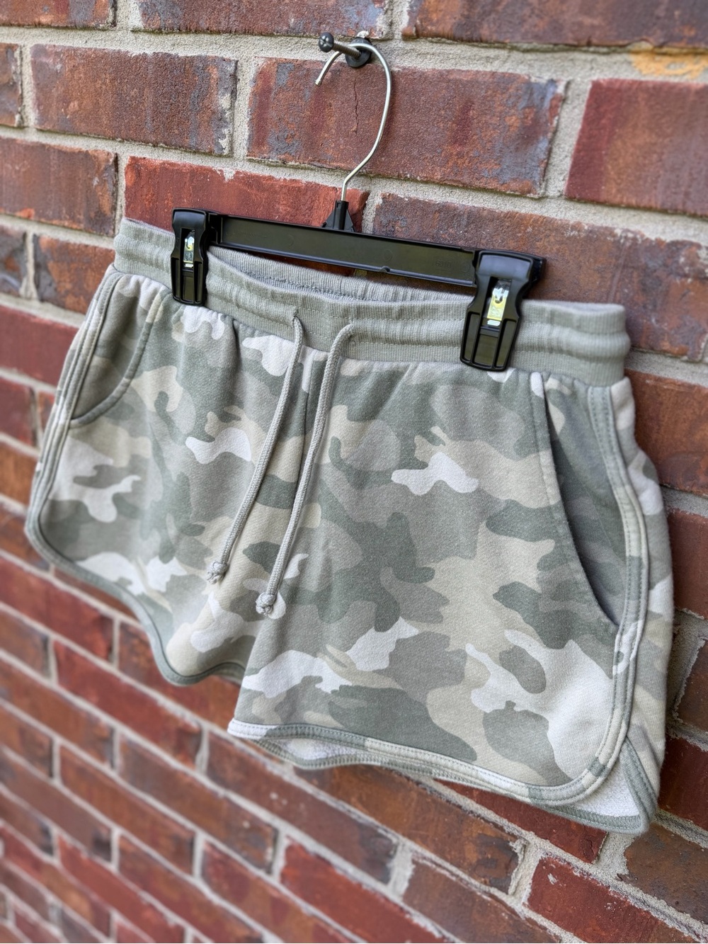 Olive & Oak Women's Camo Drawstring Athletic Shorts - Light Olive & Cream